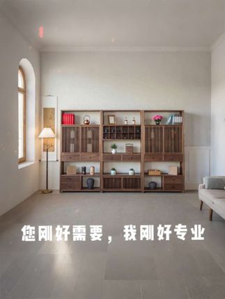 🌿 一柜藏尽「雅」的层次 - 格栅是诗:疏密间复刻传统窗棂的平仄韵律,似隔非隔,让陈列的茶器、典籍、陶艺,都笼着一层「犹抱琵琶」的朦胧美; - 收纳是智:开放式格架+隐秘抽屉,茶饼、香薰、零碎物件各安其位,藏得巧妙,露得克制; - 实木是魂:温润木色承托岁月质感,每一道纹理都是自然写的情书,越用越有故事。 🍵 让日常住进「中式仪式感」 这柜子,不止是收纳,更是「生活的容器」: - 晨起,取格架上的茶壶沏茶,看蒸汽漫过古朴茶盏; - 暮归,在空置格区插几枝松枝、莲蓬,让禅意漫进黄昏; - 连随手放的线装书、复古铜器,都成了空间里的「美学彩蛋」。#中式美学空间 #实木家具#客厅家具#新中式实木家具#客厅搭配 @DOU+小助手 @青青优选好物