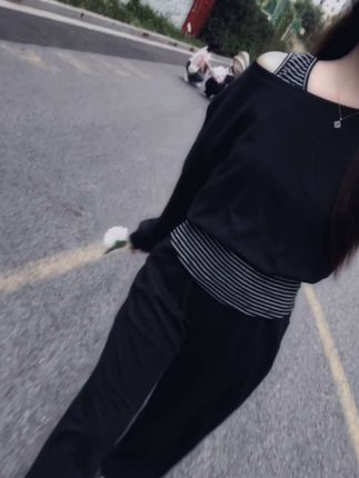 “好快呀,手脚冰凉的日子又到了,接下来就是卫衣,国庆,中秋,落叶,飘雪,跨年。”