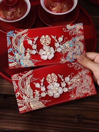 改口红包敲定啦~ 这就是珠花的魅力嘛?! 高级的质感加上重工工艺简直美爆了改口红包还是选质感好点! 毕竟比较重要的环节还是这种最喜庆!装上💰分量一下子就上来了!拍照也超出片滴~ 选了俩对~爸妈公婆各一对!