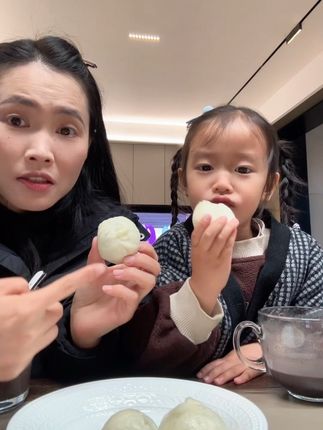 家里备点白象小笼包,早上再也用早起一个小时做早餐了,十分钟就能开炫,满口的肉香,超好吃,我们全家都爱吃!#小笼包 #白象小笼包 #黑猪肉小笼包 #早餐吃什么 #宝宝爱吃