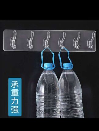 难怪别人的厨房都找不到勺子、铲子,原来是用了这个六连挂钩,贴在厨房拐角处,用完的勺子菜板直接挂在上面,不占空间。贴在浴室还可以收纳毛巾、浴球和小刷子,遇水也不会脱落,非常牢固。