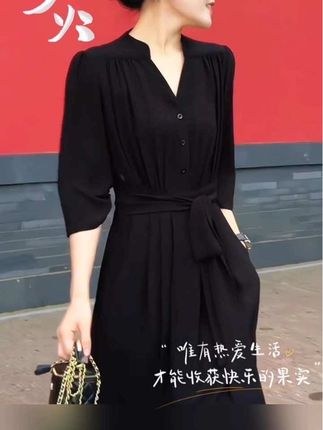 法式简约宽松休闲连衣裙女秋季遮肉显瘦气质系带收腰黑色开叉裙子#穿搭 #连衣裙穿搭 #连衣裙