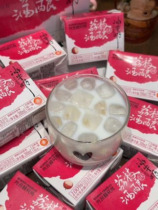 这个荔枝酒酿冰牛奶口感真的好喝到尖叫,入口先是浓郁的荔枝清香,然后就是浓浓的奶香,口感细腻丝滑不甜腻,冰镇后口感更绝#牛奶 #仙女都在喝什么 #好喝不贵