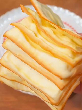 妈呀,可以翻页的牛乳千层吐司你们吃过吗?我又回购了两箱,它每一层都很薄,像棉花糖一样软绵绵的,口感绵密又湿湿润润。它是用生牛乳、鲜鸡蛋和面,一口下去奶香味浓郁,还可以一层一层撕着吃,太解压了,松软又不失嚼劲,特别适合做早餐,再搭配一杯牛奶,好吃又营养。#早餐吃什么 #太好吃了 #爱生活爱美食 #强烈推荐 #牛乳千层吐司