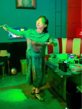 好姐妹齐聚KTV,唱起一首“太阳最红,毛主席最亲……”
