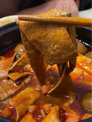 9.21 又到了吃火锅的时候,火锅好不好吃,底料才是关键,我们家一直吃名扬火锅底料,没有防腐剂,还是清真的,吃着放心,现在还出小包装的了,一个人在家也能吃到四川火锅店味道的火锅了!#火锅约起来 #家庭版火锅 #名扬火锅底料 #重庆火锅