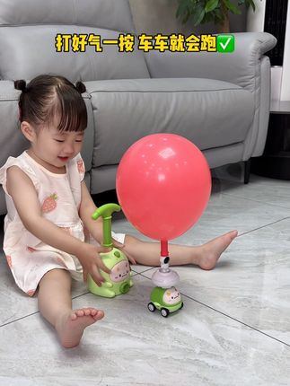 爸爸给女儿买的这个#新奇网红玩具 #空气动力车 也太赞了 不用充电就能跑能起飞,还能锻炼孩子的臂力和动手能力,我女儿可太稀罕了!#哄娃神器 #自己玩的不亦乐乎 #飞天气球车