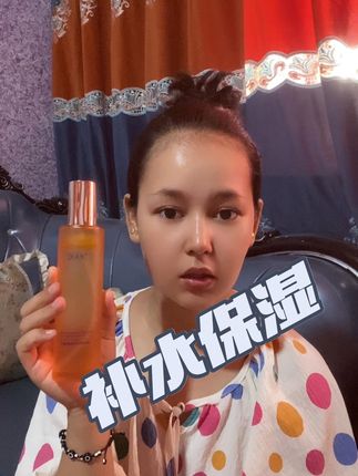#补水 #自己用的好物分享 #护肤 姐妹们,夏天到了,想要皮肤好,一定要试试这个胶原水光喷雾,它可以帮你补水保湿,让你的皮肤不再干燥,还能提亮你的肤色,让你的皮肤看起来更有光泽感,而且它的用法简单方便,只需要轻轻一喷就可以了,非常适合懒人朋友们,喜欢的朋友赶快去购买吧!👇👇👇👇@DOU+小助手 @抖音创作小助手