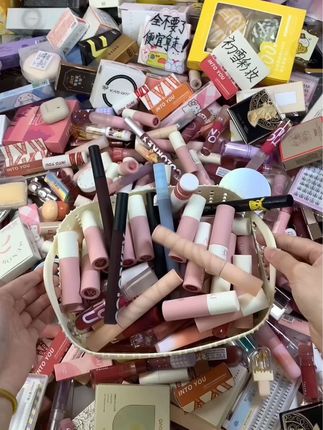 来来来！赶快来拿！这里什么化妆品都有～ 公主们快来！冲鸭～各种美妆直接全拿走！#平价彩妆 #眼影盘 #散粉 #唇釉#假睫毛
