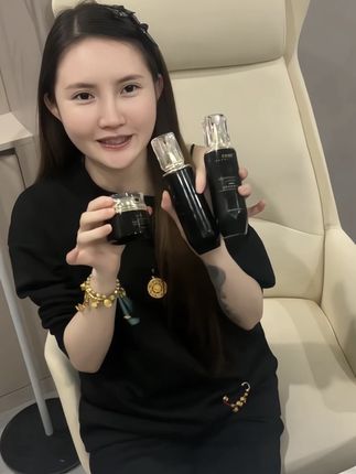 娜姐自用了四年的套盒,一套多用买了它很多都省了,补水,保湿,抗皱,紧致,修护肌肤,皮肤纹路粗糙,起皮缺水的就用它,细致肌肤#水乳 #水乳套装