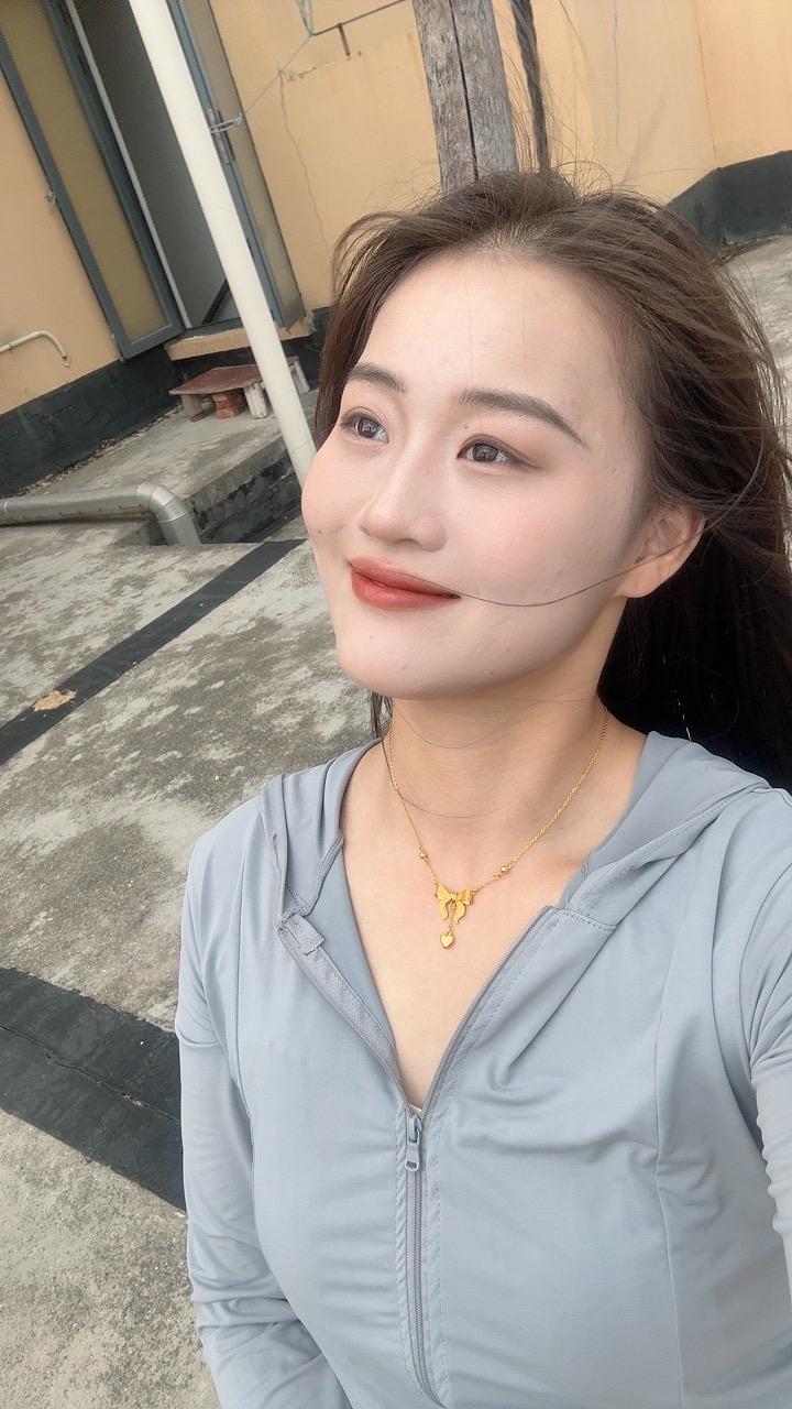 难走的路我走了一程又一程,难听的话我听了一句又一句,不想干的事我干了一件又一件,想要的东西我要了一遍又一遍,不懂事的我熬了一年又一年,一岁又一岁,不该吃的苦吃了一次又一次,说最毒的话,做最善的人,没有明白的我始终都是窝窝囊囊的活了一年又一年,一天又一天,始终没有别人活的洒脱自在,说也说不明白,什么都改变不了,自己的靠山只能是自己,想要的东西只能自己实现……