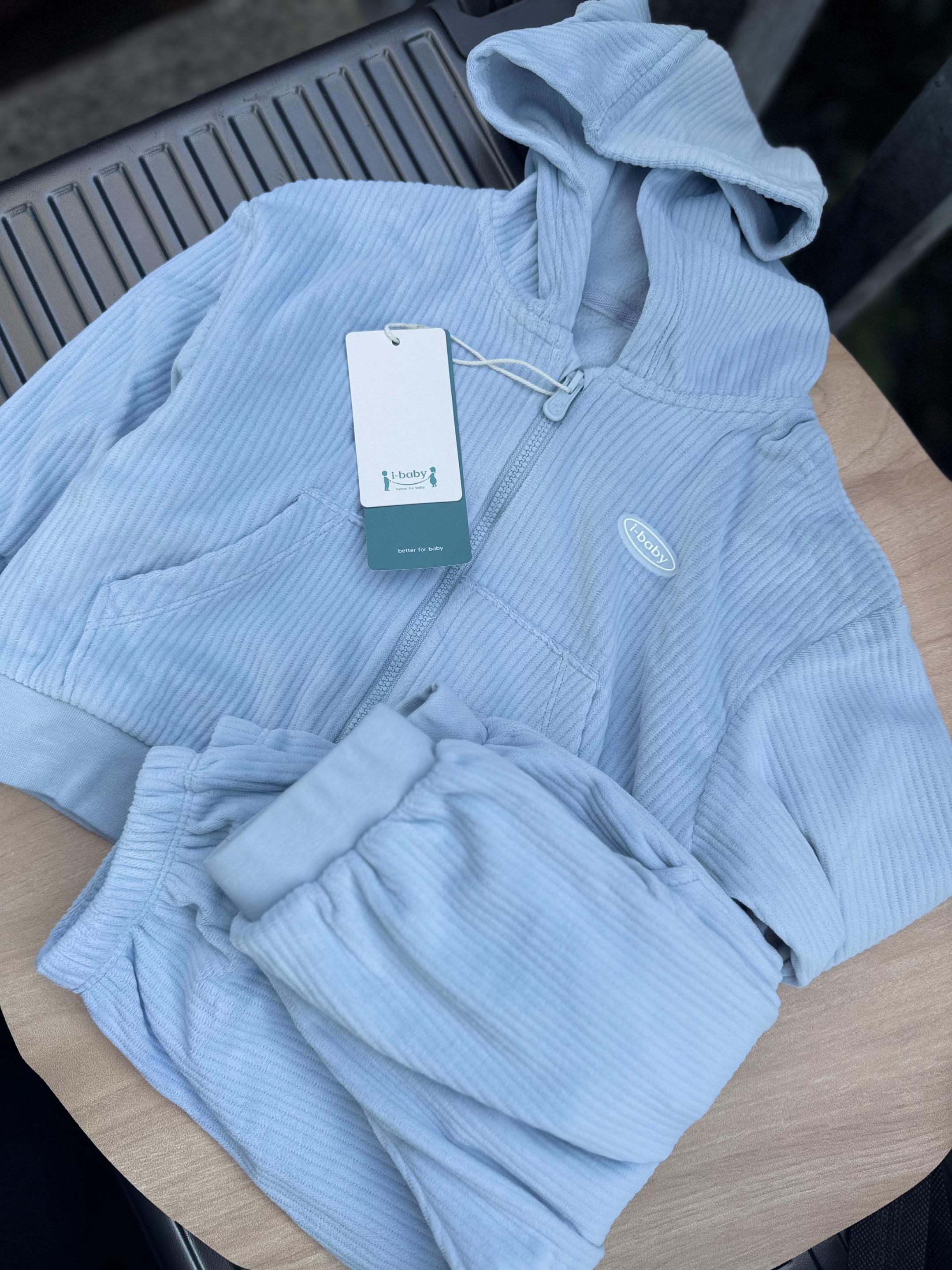 终于蹲到ibaby海岛绒套装清仓!懂行的宝妈都知道这牌子品质,之前舍不得下手的现在赶紧冲~全套母婴A类标准,无荧光剂安心贴肤穿。海岛绒软糯到孩子穿上就不想脱,加绒保暖但不臃肿。抗静电处理太贴心,秋冬穿脱再也没有噼里啪啦的静电声。连帽设计防风刚好,口袋能装小零食超实用。版型宽松百搭,男宝女宝都能穿。断码速度快,看到合适尺码直接薅! #ibaby #品牌童装 #高品质童装 #儿童海岛绒套装 #精致妈妈