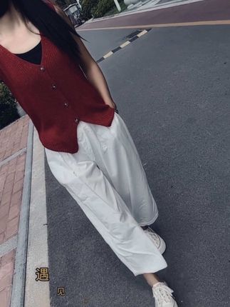 “现在才明白,再真诚的爱都感动不了一颗不爱你的心,你拿人家当全部,人家拿你当傻子,你坚持了很久很久的事情,现在看来就是个笑话,既笑坏了别人,也笑哭了自己,那个说不会让你输的人,往往是让你输一败涂地的人.”#穿搭#夏季穿搭#百搭无袖针织衫#今日穿搭#无限回购的宝藏单品