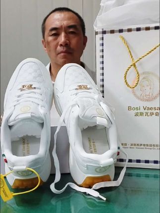 流行的鞋子波斯瓦萨奇来了,小姐姐小妹妹小弟弟们准备一双吧,在街上穿着回头率高多了。#波斯瓦萨奇#鞋子#运动鞋#健身鞋#休闲鞋