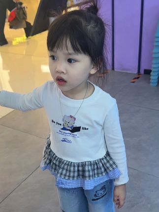 我们都在养一个小时候的自己 生女儿的快乐 就是可以把她打扮成你理想中的样子 穿你小时候没有穿过的漂亮衣服 把世间所有的美好通通都赠予她 我陪她走过童年 她陪我再走一次童年 小时候的遗憾和缺失在这一刻形成闭环#我的女孩👧🏻#萌娃穿搭 #生女儿就是用来打扮的 #骗你生女儿 #高品质童装