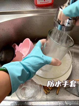 姐妹们,你们赶紧去抢这个既便宜又好用的家务手套!它是这种软软糯糯的质感,戴上特别服帖,而且怎么扯都不会破,还防穿刺、防滑,内里光滑,一点也不粘毛,非常轻薄透气#防水手套