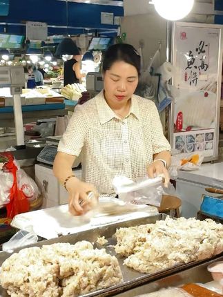 温州菜场藏着啥神仙味道? 李婶的鱼饼摊摆了二十年,每天手工新鲜制作。出锅时洁白透亮,蘸点酱油醋鲜掉眉毛。这口鲜 是不是你记忆里的家乡味!#温州美食 #鱼饼 #手工制作