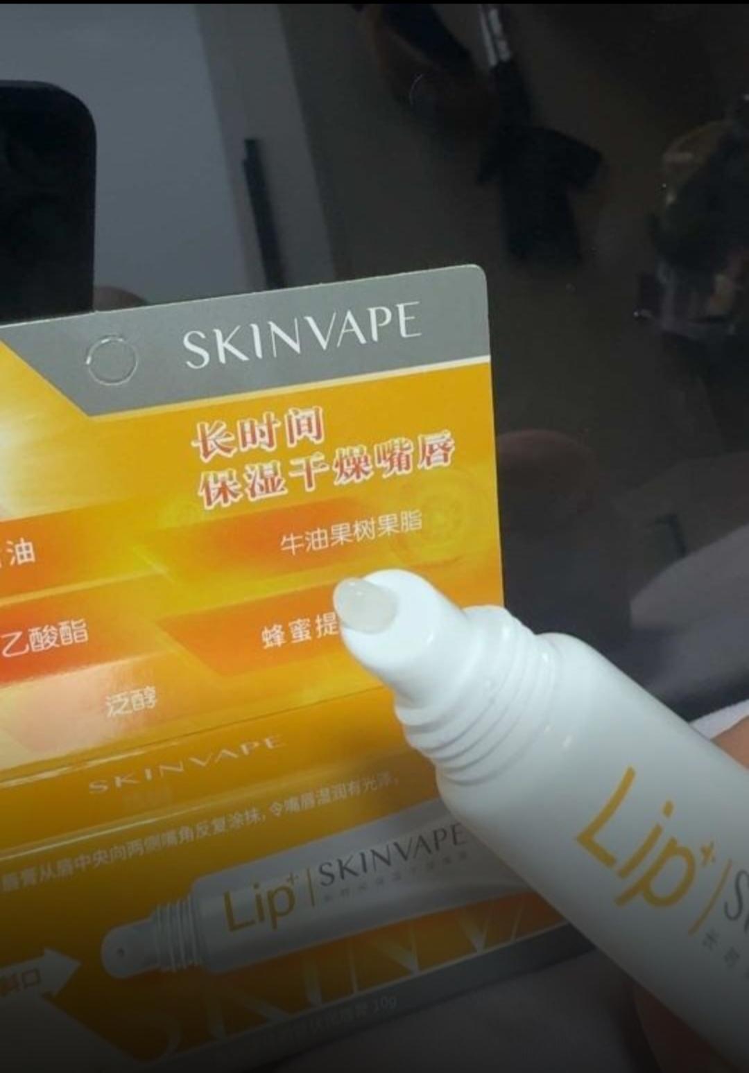 润唇膏。水润保护膜”焊在唇上,干裂起皮退!退!退!不黏腻、不糊嘴,涂完还能叠涂口红不卡纹#强烈推荐 #颜值高 #必备好物 #润唇膏 #秋冬必备