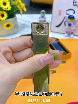 这打火机真是太酷了!它不用气、不用油就能点燃,轻轻一按,双电弧同时迸发,火力又猛又稳,而且防风效果特别好,不管怎么吹都不会灭。充一次电可以用好久,还能给手机充电,非常便携实用。外观简约大气,可以定制专属图案,送人或自己用都很合适!#好物推荐🔥 #居家好物 #日常分享 #喜欢就关注我吧 #喜欢的点个赞