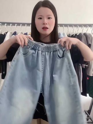 家人们!发现一条超绝的男童牛仔短裤💥 儿子穿上直接变身街头最靓的仔~ 这条短裤的设计太戳我啦!复古牛仔蓝很有范儿,口袋上的图案童趣满满,“SOUL” 字样加上卡通人物,时髦又可爱🎨 而且是薄款的,夏天穿完全不会闷,舒适感拉满✨ 面料软软的,不用担心会磨到宝宝皮肤,活动起来也很自在,跑跳都不受限~#男童穿搭 #牛仔短裤 #儿童夏季穿搭 #童装分享 #宝宝穿搭