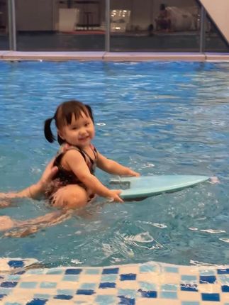 平静的水面培养不出优秀的水手 #宝宝学游泳 #人类幼崽 #人类幼崽有多可爱