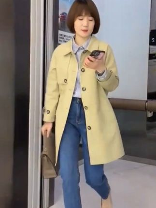 #上热门 姐妹们快看,我找到了一件超级适合小个子穿的大衣,它的长度只有九十五厘米左右,上身效果非常显瘦又显高,而且它还是那种很经典的款式,两边带有收腰的设计,可以轻松打造出小蛮腰的感觉。不管是搭配短裤还是长裤都非常好看,属于怎么穿都不会出错的时尚单品#时尚气质#洋气减龄石百搭