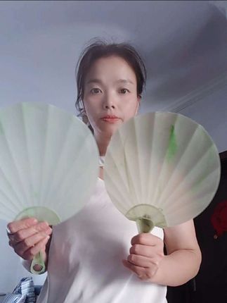 扇子新风尚,既实用又美观!古风手摇扇,让你在炎炎夏日中优雅又凉爽。#清凉一夏 #高温 #扇子