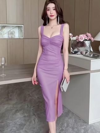 高级纯欲天花板,宴会战袍焊身上 网纱若隐若现太勾人!吊带设计露肩又显瘦,开叉裙摆走路带风,每一步都藏着性感小心机。不管是夜店炸场还是高端宴会,穿它秒变焦点,气质直接拉满,回头率爆棚✨