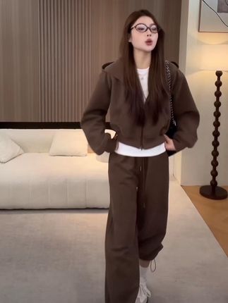 缓缓飘落的枫叶像思念🍁 #我是又甜又酷的流光系少女 #琥珀流光穿搭 #琥珀流光 #秋上新来抖音