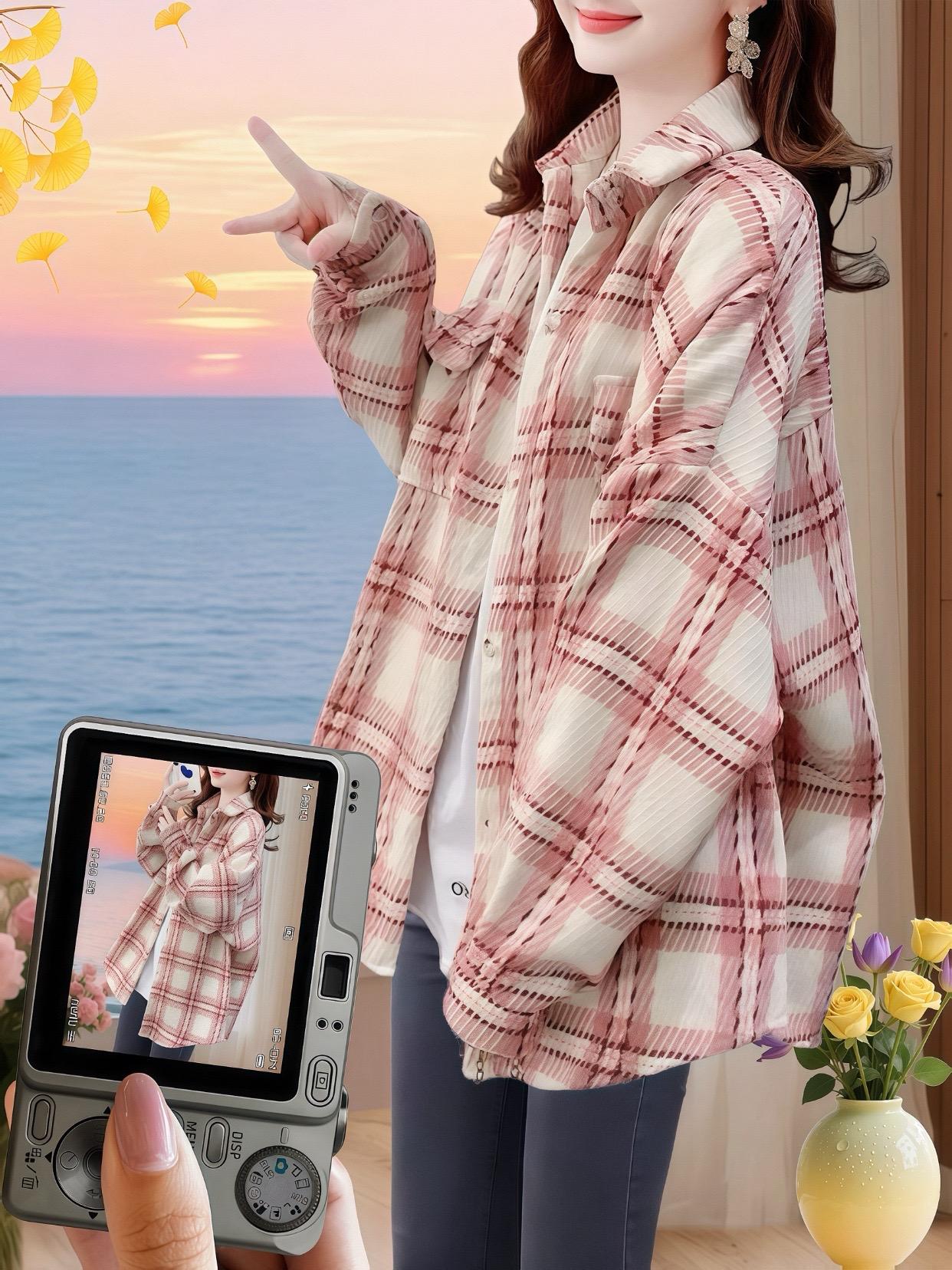 当寒风卷着落叶掠过衣角,总需要一件衣服,既装得下秋冬的慵懒,又藏得住不费力的时髦——这件大码格子衬衫,就是为这样的时刻而来。 复古调的格纹是时光的温柔注脚,不跳脱却足够吸睛,搭毛衣、配卫衣都能穿出韩系女主的随性感。加厚磨毛的面料太懂秋冬的需求,贴肤是软乎乎的暖意,却不会臃肿显胖,大码版型把腰腹、手臂的小肉肉悄悄藏好,抬手转身都自在。 它不是刻板的“衬衫”,更像件会呼吸的外套。早秋搭吊带叠穿,晚秋直接外穿挡风,连降温天裹着它煮热红酒都格外有氛围。不用费心搭配,随便一套就是松弛又精致的样子,让每个身材的女孩都能在秋冬,轻松穿出属于自己的舒适与好看。#格子控 #藏肉显瘦穿搭 #宽松外套 #洋气穿搭 #秋日户外就穿琥珀系