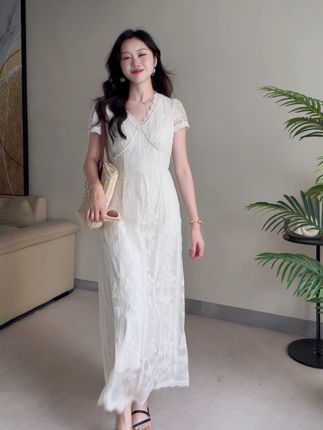 #优雅气质 #白月光长裙 #蕾丝裙 #刺绣连衣裙#高个子穿搭