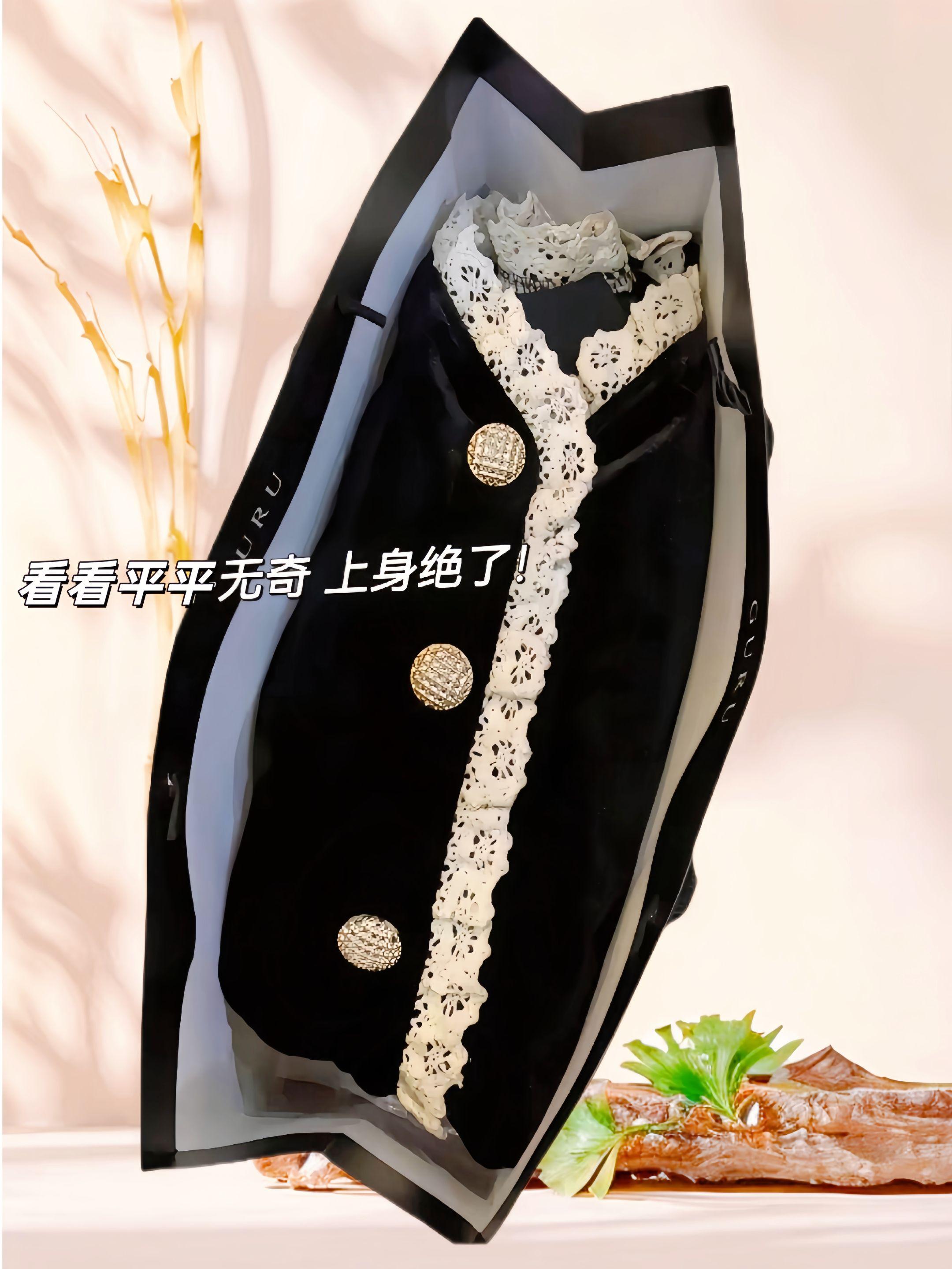 法式复古丝绒大码女衫💔💔,一穿即显贵气优雅💞💞 黑色丝绒自带高级滤镜,复古蕾丝拼接+钻饰纽扣,法式风情拉满。柔滑丝绒面料,大码剪裁藏肉于无形,微胖姐妹也能轻松穿出纤秾合度的美感🌹🌹。 穿上它出街💞💞,优雅气质直接拉满,回头率爆棚,妥妥的时尚C位。网红圈都在穿的气质单品,你确定不入手? 秋季穿搭的万能钥匙!配牛仔裤是随性飒姐💖💖,搭半身裙是优雅名媛,多种风格自由切换,大码女孩的变美神器就是它!❤🌹🌹#大码女装 #遮肉显瘦减龄#美出高级感 #秋季新款 #谁穿谁好看