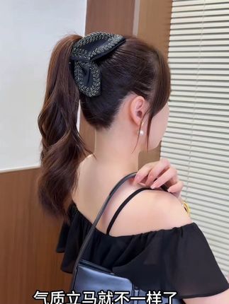 手残姐妹的本命抓夹来了,闪钻麦穗三角设计很高级 不挑发量、不挑年龄气质百搭哦#美出高级感 #抓夹#发型教程