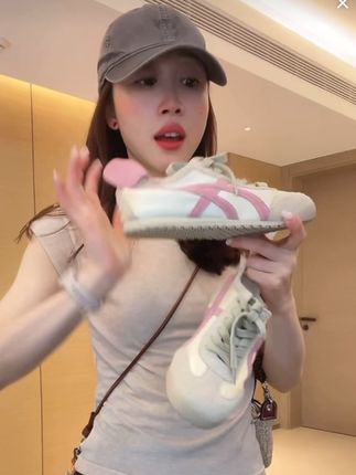 苏茵茵的内增高休闲德训鞋超软超舒服,上脚效果超好,显高显腿长 苏茵茵4.5cm软踏踏~内增高拼色休闲鞋女德训鞋!#苏茵茵 #内增高德训鞋 #苏茵茵内增高休闲德训鞋 #软底舒适不累脚 #百搭鞋子