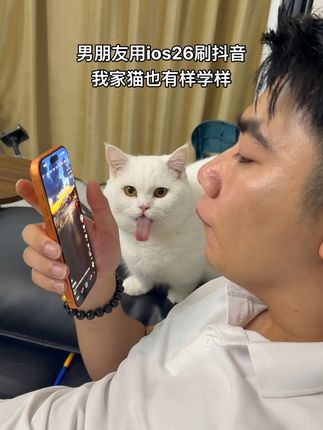 猫:主人这么做一定有他的道理,我也跟着 #猫的迷惑行为 #猫咪的日常