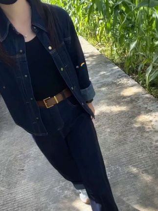 我可以是任何样子,只要是我愿意,可以扎高马尾,也可以披散头发。可以很温柔,也可以很粗暴。我是什么样取决于你是谁。只要我愿意、我可以是千万种样子!#穿搭 #牛仔套装 #显瘦穿搭 #洋气减龄 #ootd穿搭 @抖音创作小助手 @抖加🔥上热门🔥dou+🔥热点宝