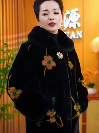 #见到一眼就喜欢上了#真正的加厚加绒的毛领大衣#手感质感太舒服了#买过的奶奶就是满意极了#暖和得很,正规品质,让你买的放心,穿的是真的舒心哪