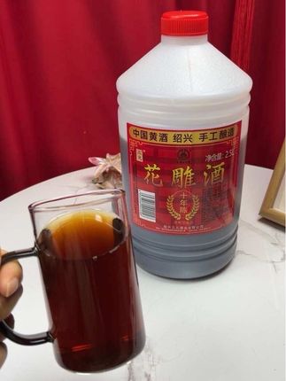 绍兴十年花雕酒,酒精度为十五度,是黄酒中的精品。它以糯米、麦曲和江浙一带的澄澈湖水为原料,经浸米、蒸饭、发酵等多道古法工序酿造,再经十年窖藏而成。其酒液呈橙黄色或金黄色,清澈透明,香气浓郁,融合了糯米的清香、麦曲的芬芳与陈香。口感甘醇柔和,甜味、酸味、苦味等相互平衡,层次丰富。既适合温饮或常温饮用,也可用于烹饪,能去腥增香,提升菜肴风味。#绍兴花雕酒 #花雕酒 #绍兴黄酒 #十年陈酿 #花雕酒熟醉蟹