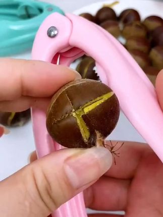 早知道在家做糖炒栗子这么简单#板栗开口器 也不至于出去花💰买了,用它开板栗口轻松又方便#实用好物 #好物推荐🔥 @抖音热点 @抖音创作小助手 @DOU+小助手