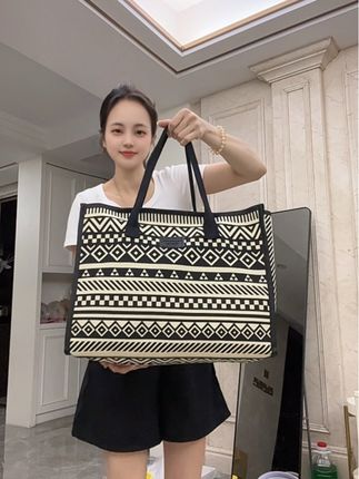 终于等到15.8一个啦!容量很大很能装,通勤上课妈咪包产检包都很好用!质感拿到手更好!#大容量包包#托无特包#包包推荐#百搭包包