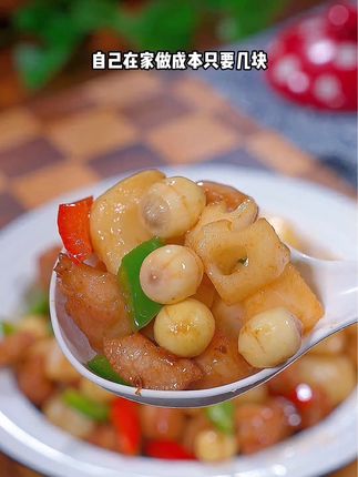 这是猪肉的新吃法,尤其搭配上当季新鲜的荷塘三宝一起炒,猪肉焦香,三宝脆嫩,真是营养丰富又好吃#炒猪肉 #荷塘三宝 #妈呀太香了 #大人小孩都爰吃