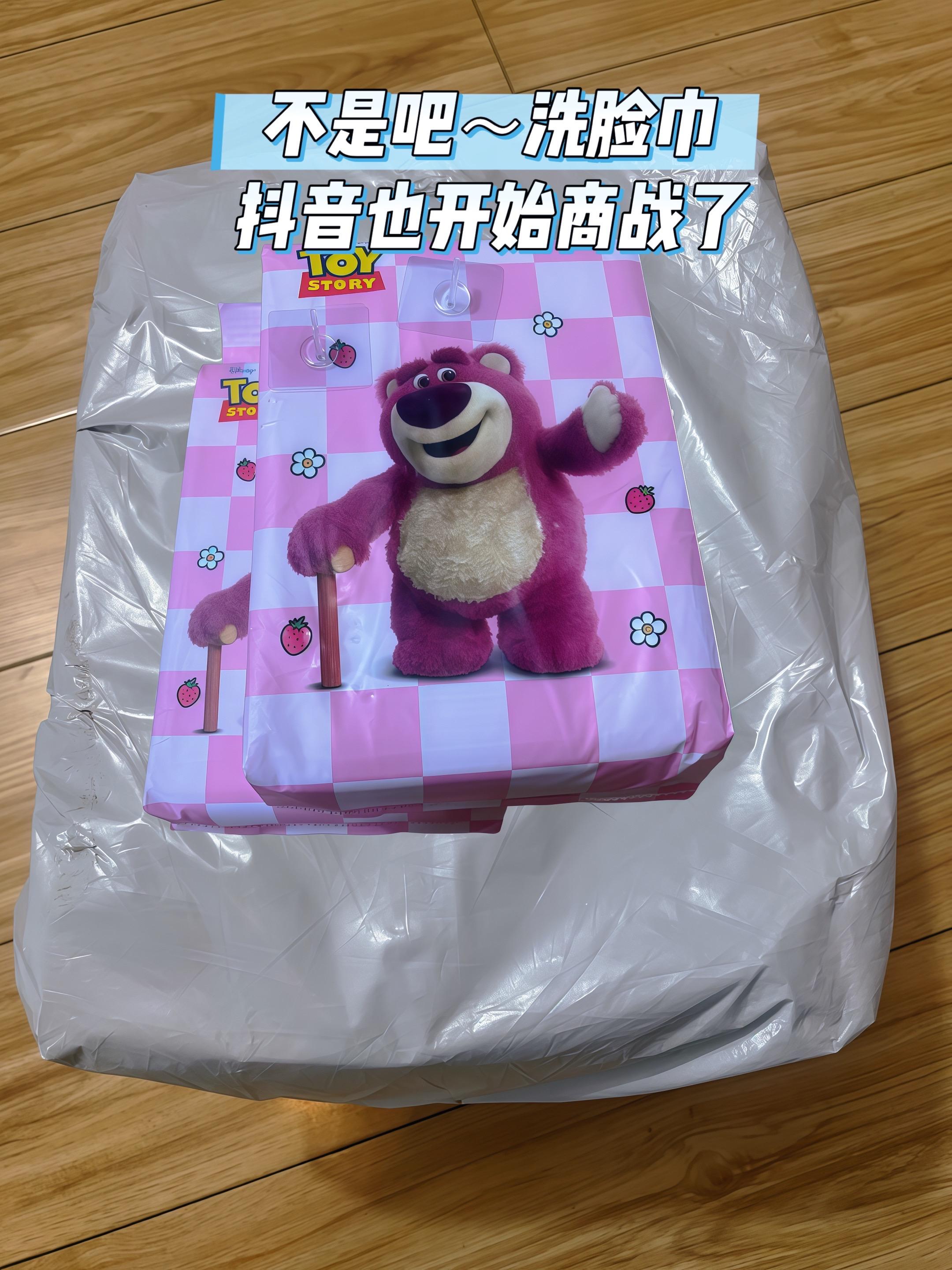 迪士尼你是来"卷"洗脸巾的吗?!在闺蜜家第一次用就被惊到了! 本来觉得自己的洗脸巾已经够大够软了,结果一对比…简直是小巫见大巫! 软乎乎的触感绝了!现在还出了加大加量的家庭装,价格还那么香! 囤三包感觉能用到天荒地老,姐妹们快冲! #迪士尼洗脸巾 #一次性洗脸巾 #洗脸巾中的战斗机#学生党必备 #洗护好物推荐 @抖加🔥上热门🔥dou+🔥热点宝 @DOU+上热门 @上热门🔥🔥🔥