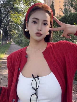 红色针织开衫真是秋冬氛围感必备神器#秋季时尚穿搭 #有效穿搭技巧 #穿搭小技巧 #秋冬穿搭 #红色针织开衫