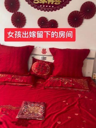 那天鞭炮很响,场面很热闹。可能每个女孩只有结婚当天才能体会到离开父母,离开家的不舍#出嫁那天#新娘子出嫁啦 #原创视频