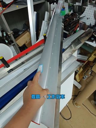 刮石膏刮腻子,墙面不平,用这款铝合金大刮刀,找平效果好,轻便省力抗摔耐用。#油漆工 #铝合金找平刮刀 #铝合金刮刀 #找平刮刀