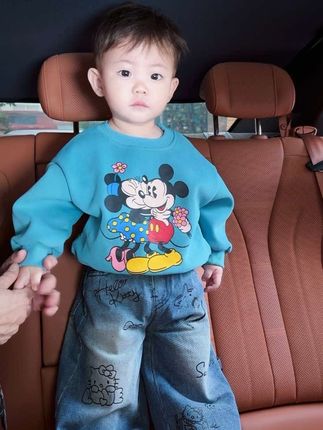 谁能拒绝显白洋蓝色呀~#你的萌娃穿搭博主已上线 #人类幼崽穿搭合集 #萌宝来袭 #呆萌可爱