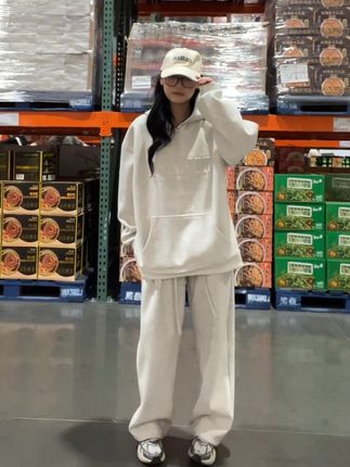 这个秋季穿搭简单干净就很加分了!白灰色上身高级感满满~#卫衣 #卫衣穿搭 #秋季新款 #秋季穿搭 #男女同款