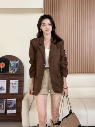 这件麂皮外套我真的强烈推荐给你们,版型真的太好了!它是这种正肩的,微微宽松不会很肥大,但是又能够遮住我们的小肚子,而且超级百搭,不管是搭配裙子还是裤子都很好看。