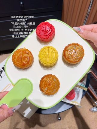 马上就中秋节了,我的好朋友你懂的对吧~#月饼 #月饼礼盒 #泸溪河 #中秋节 #是时候安排一下了