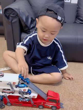 给儿子新入手的货柜车也太酷了吧~一车多种玩法,一键弹射,还能滑行竞速,带一堆合金小车,儿子玩的爱不释手#益智玩具 #动手动脑 #男孩玩具